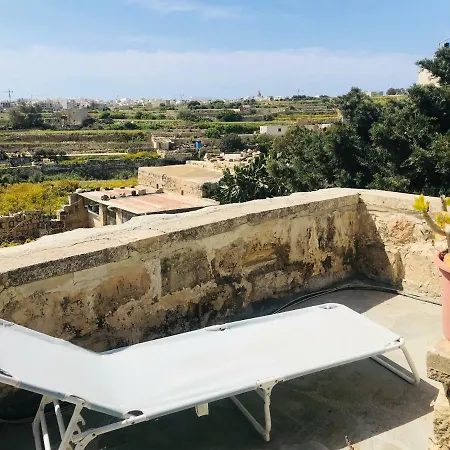 Hétvégi ház Farmhouse, Garden & View Żebbuġ